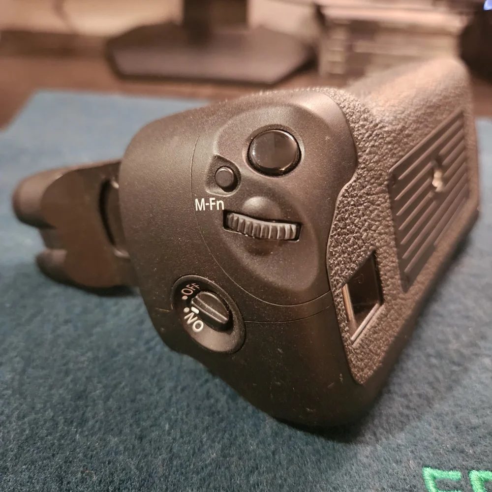 Genuine OEM Canon BG-E7 Battery Grip for Canon EOS 7D Camera